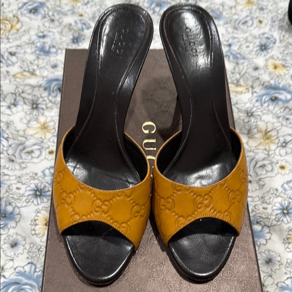 Gucci Black and Tan Mules with Peep-Toe Design
